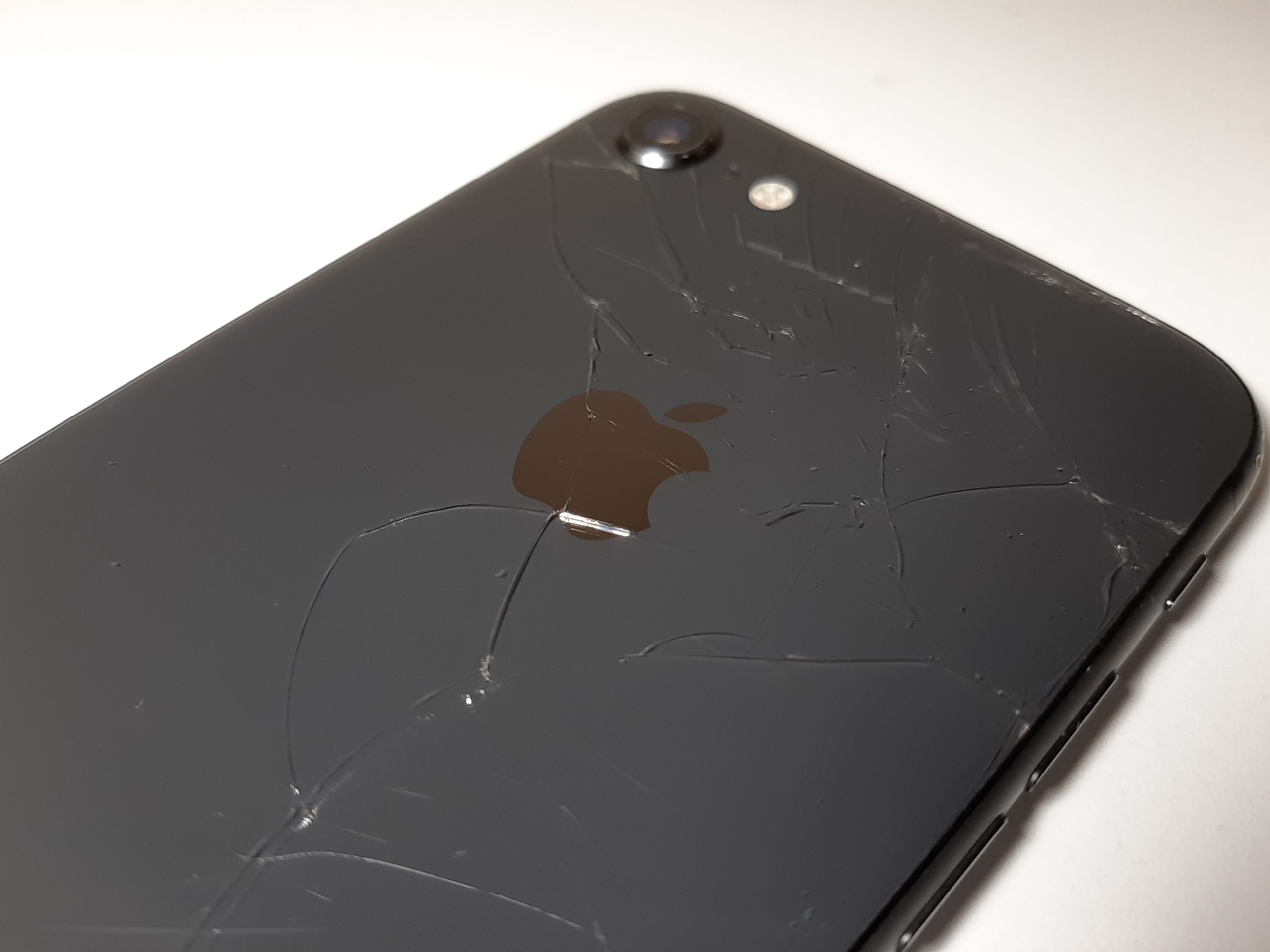 Iphoneを2年間ケースなしで使うと割れや傷はできるの の巻