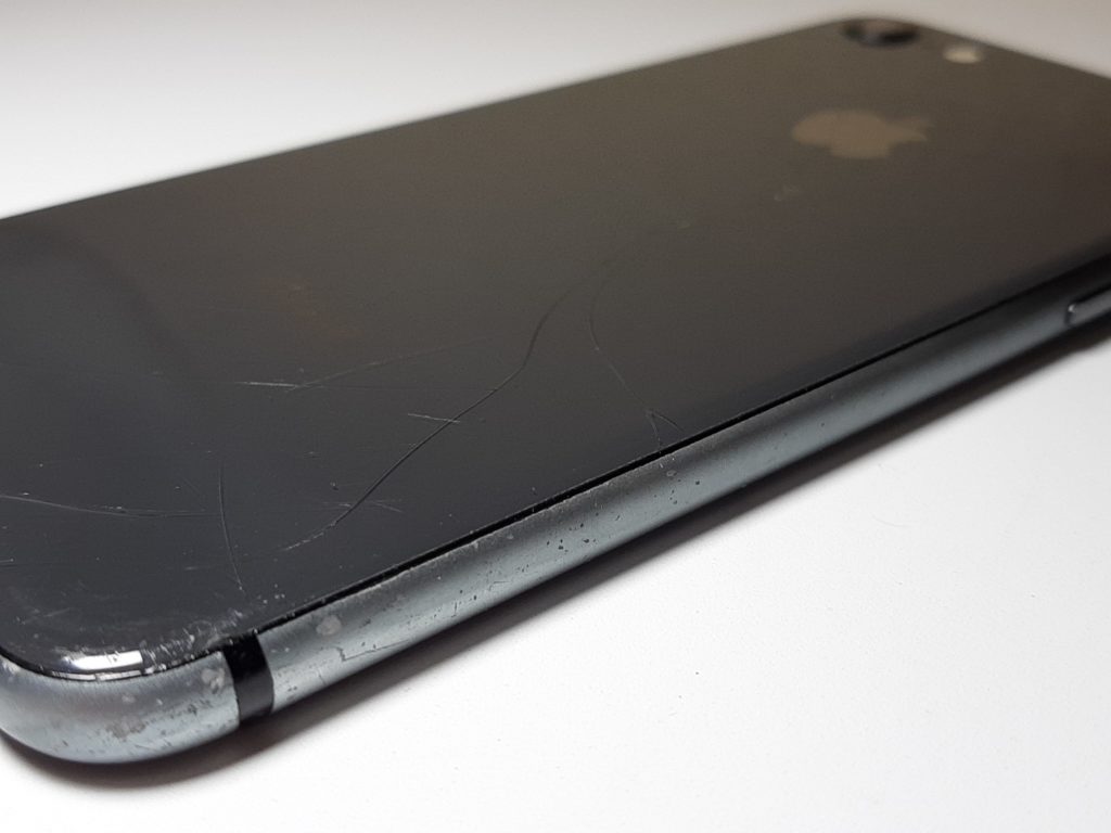 Iphoneを2年間ケースなしで使うと割れや傷はできるの の巻