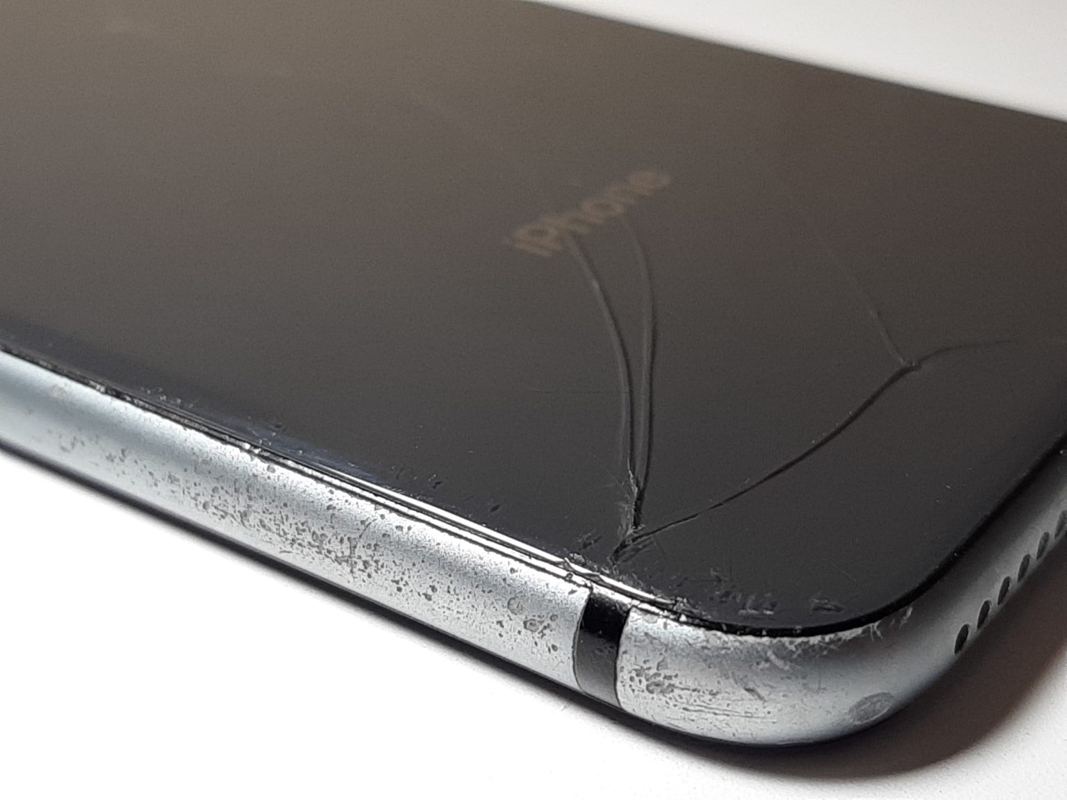 iPhoneを2年間ケースなしで使うと割れや傷はできるの？の巻