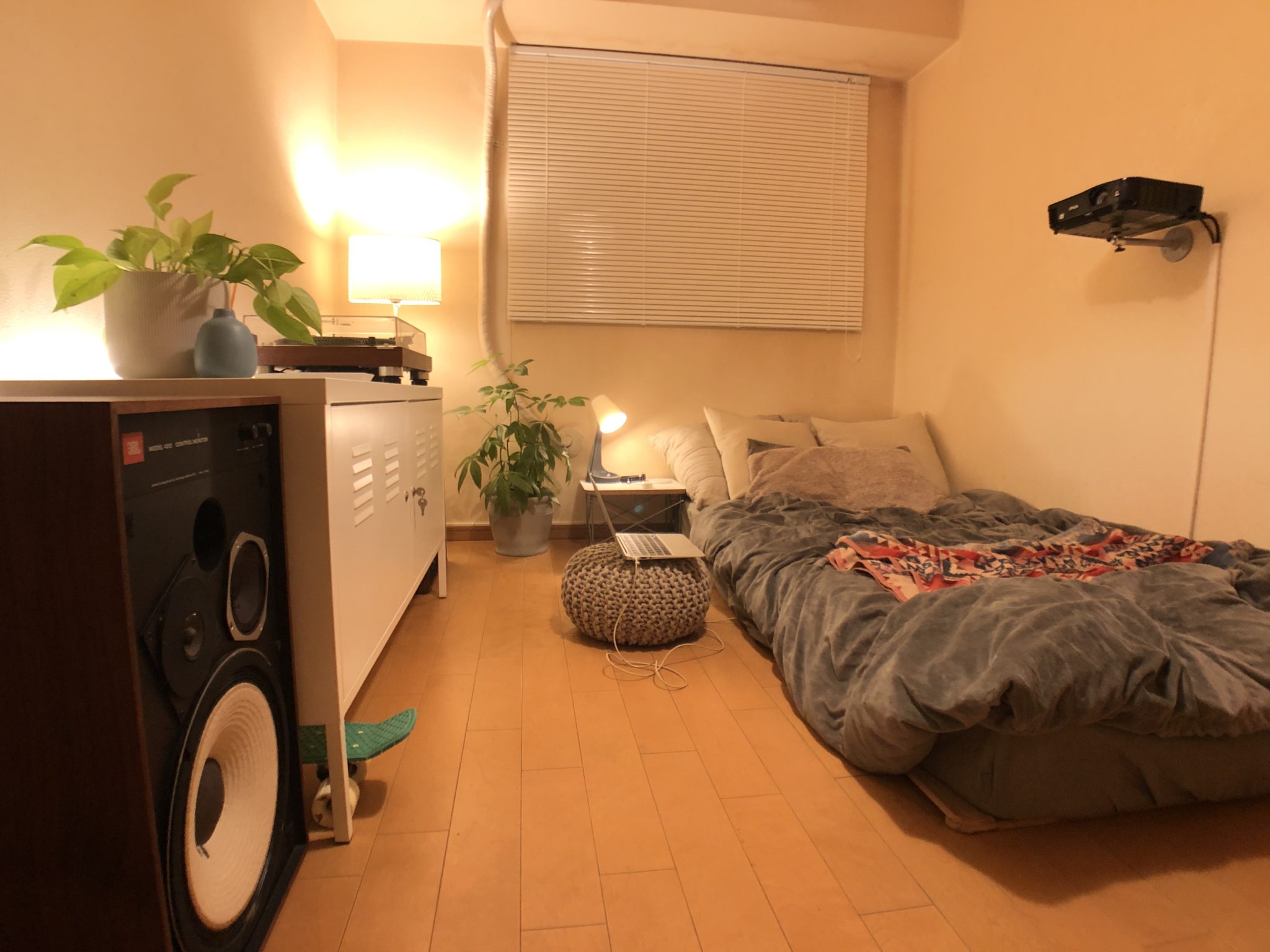 ミニマリスト部屋の作り方！一人暮らし小さな部屋でも広く見せるインテリアのコツ！の巻
