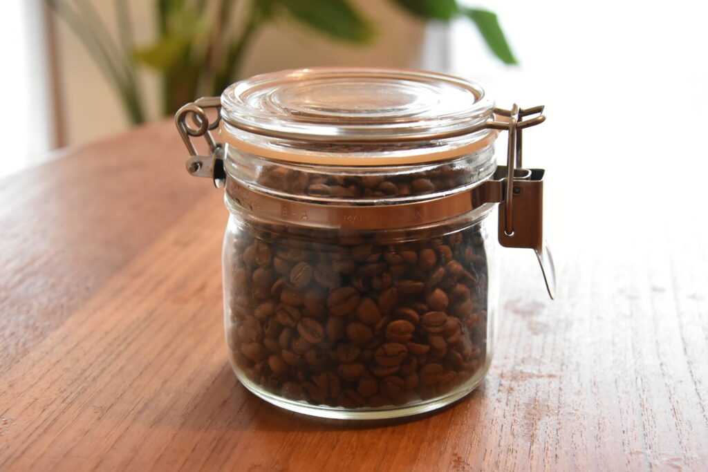 コーヒー豆の保存にセラーメイトの密封瓶とカリタのコーヒーメジャーの相性抜群！の巻